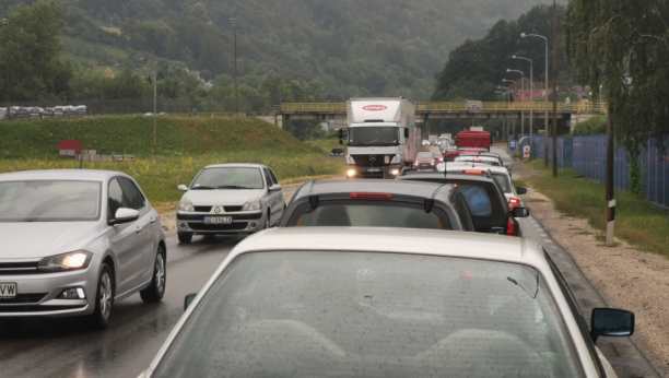OVO SU ALTERNATIVNI PUTNI PRAVCI U SRBIJI Obilne padavine blokirale puteve: Vozila se naizmenično propuštaju