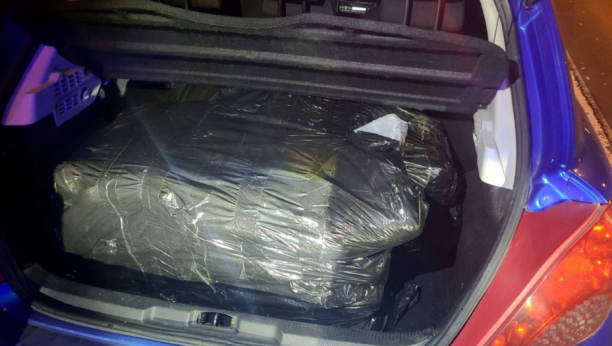 HAPŠENJE U ZEMUNU! Policija u gepeku automobila pronašla 30 kilograma marihuane! (FOTO)