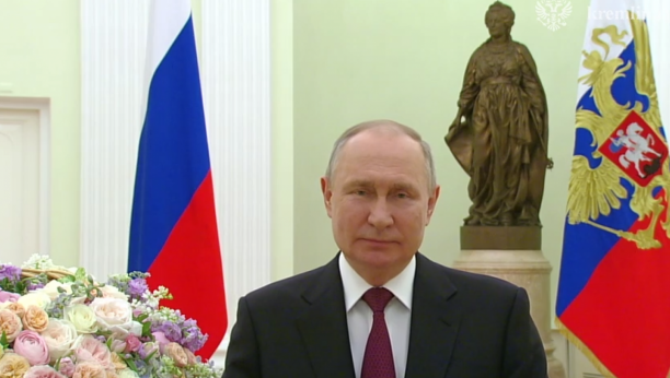 EVO ZAŠTO PUTIN POSEBNO POŠTUJE ŽENE Ruski lider čestitao Međunarodni dan žena (VIDEO)
