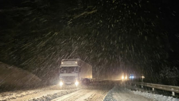 ZIMSKO JUTRO U SRBIJI Sneg napravio haos na Zlatiboru, teška mehanizacija na putevima (VIDEO)