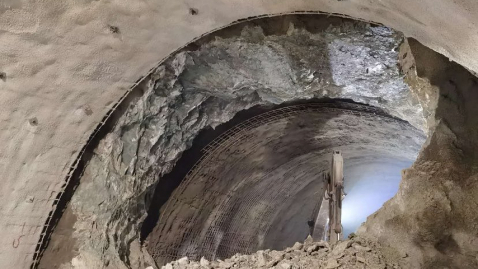 GORAN VESIĆ OBJAVIO USPEH SRPSKIH GRADITELJA: Probijena druga cev na tunelu Laz na auto-putu Miloš Veliki