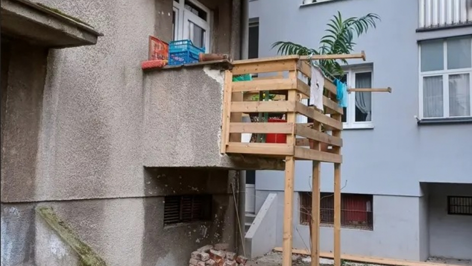 KO JE OVO SMISLIO Žena proširila balkon, komšije u šoku, a oglasio se i samozvani "arhitekta"
