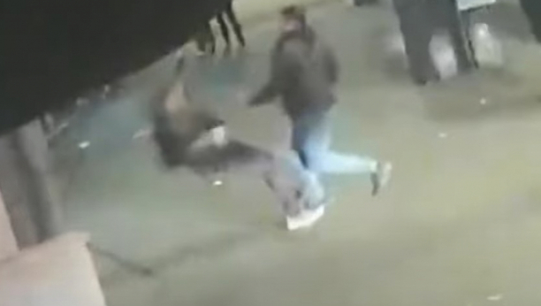 TUKAO GA DO SMRTI Stravičan snimak ubistva na ulici izazvao buru u javnosti (UZNEMIRUJUĆI VIDEO)
