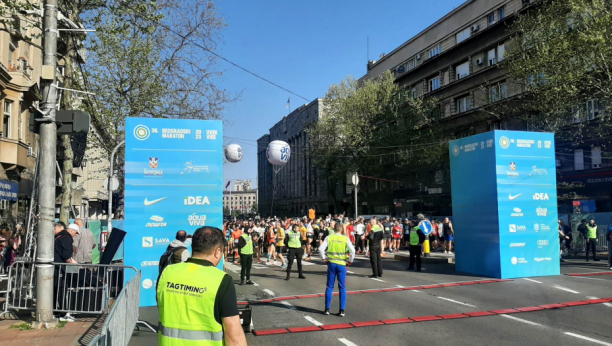 DIVNA SCENA "Bože pravde" pred početak Beogradskog maratona (VIDEO)