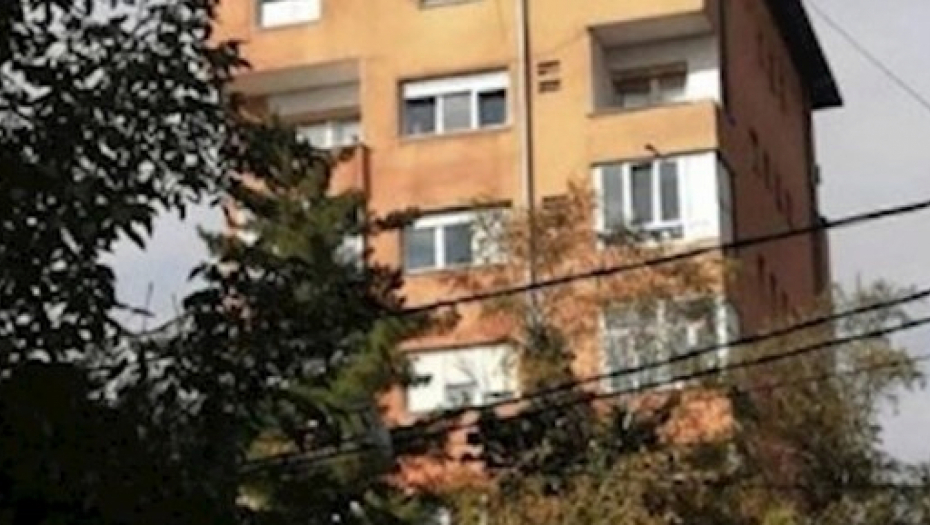 PRODAJEM PLAC NA 8 SPRATU Kuća "parazit" iz Beograda postala hit na mrežama, ovo morate videti