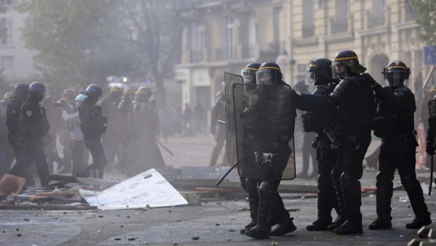 STOTINE UHAPŠENIH U FRANCUSKOJ Demonstracije ocenjene kao istorijske, u sukobima puno povređenih policajaca
