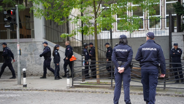 UČENICI ''RIBNIKARA'' DANAS PONOVO U ŠKOLSKIM KLUPAMA Ispred škole mirno, policija svuda unaokolo