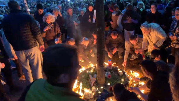 TUGA NA CVETNOM TRGU PRED ŠKOLOM UŽASA Građani donose cveće i pale sveće, odajući počast žrtvama
