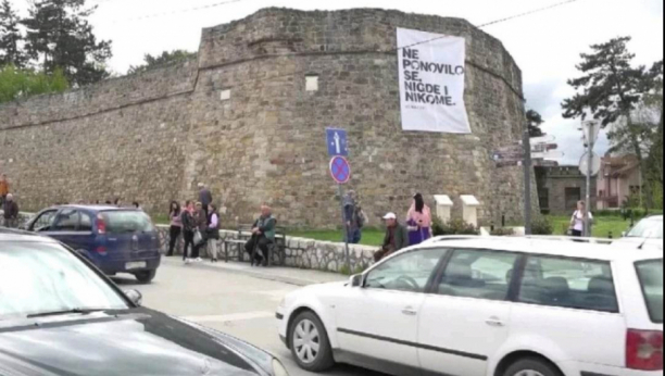 I PAZARCI SAUČESTVUJU U BOLU Osvanula dirljiva poruka na tvrđavi u Novom Pazaru