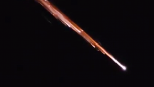 VATRENI MISTERIOZNI OBJEKTI KLIZE PO NEBU Osvanuo snimak čudne pojave "Ovo nije meteor" (VIDEO)