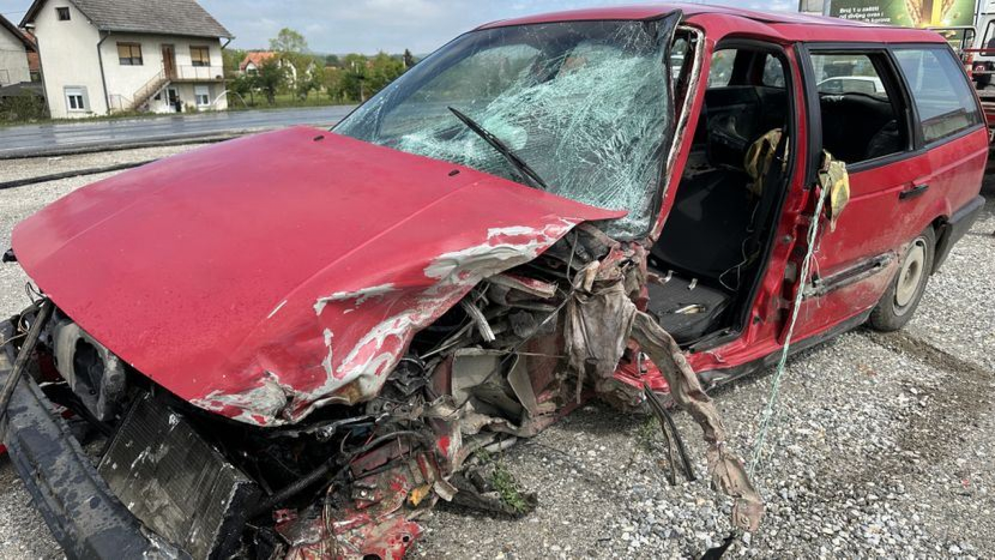 VATROGASCI SEKLI VOZILO I VADILI ČOVEKA Teška saobraćajna nesreća na Ibarskoj (FOTO)
