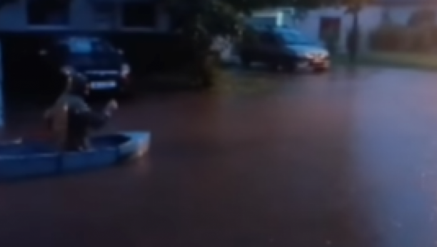 NEVREME U SRBIJI Potop u Novom Sadu i Koceljevi, čovek u čamcu nasred ulice (VIDEO)