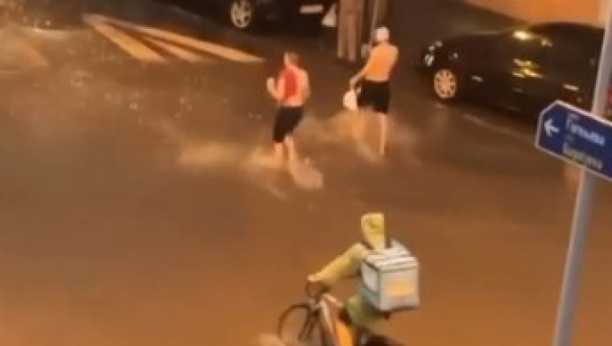 KAKVI CAREVI Novi Sad pod vodom, a dva mladića goli i bosi šetaju ulicama