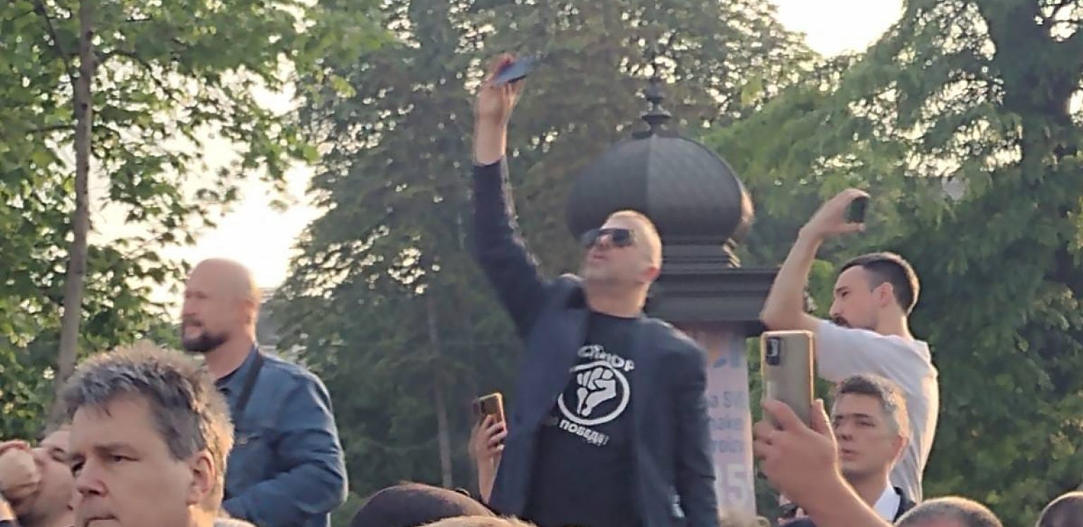 SELFI PRED JURIŠ NA FOTELJE Sergej Trifunović pozira na protestu