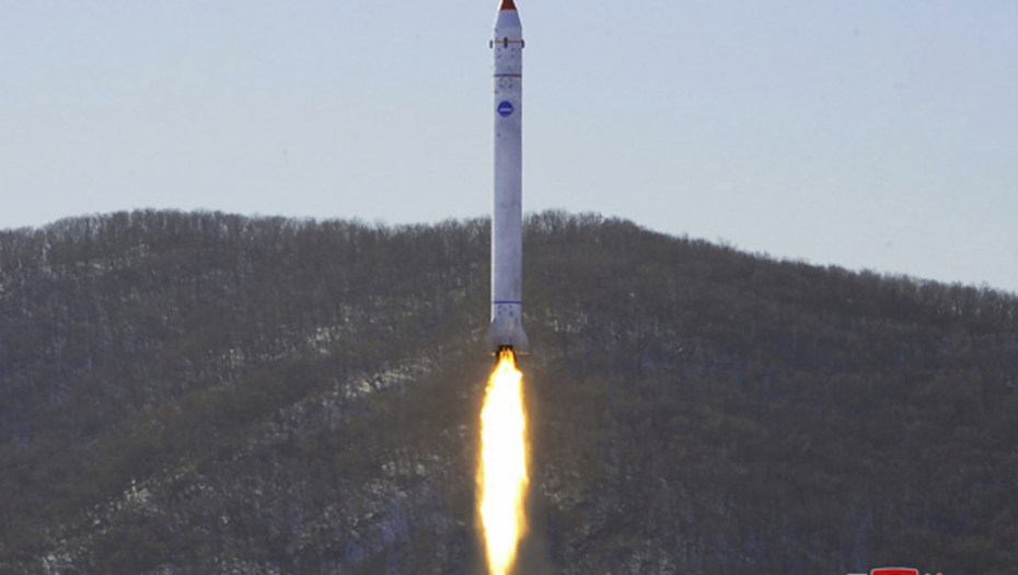 severna koreja lansira raketu