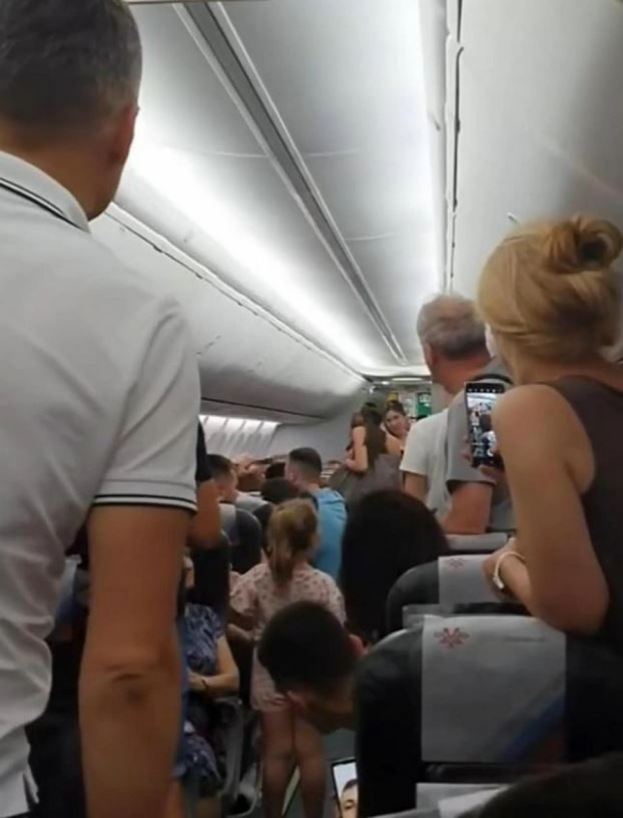 Bahata trudnica nije htela da veže pojas u avionu