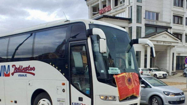 Srpski autobus sa OVK zastavom