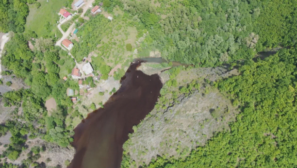Stranci dronom usnimili crvenu materiju u reci Lim